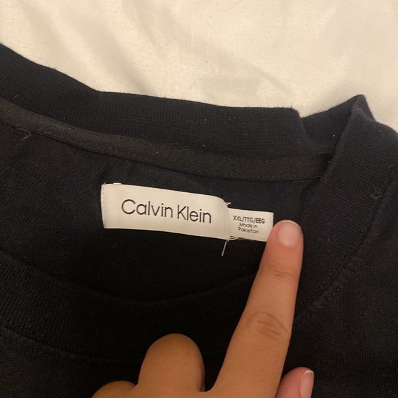 Calvin Klein shirt WITH A SMALL HOLE - Picture 3 of 3